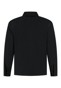 Zwarte langemouwen shirt met een kraag, met knoopmanchetten en een gladde textuur. Geen patronen of accenten zijn zichtbaar op de achterkant.