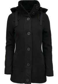 Manteau à capuche noir en tissu doux avec une coupe ajustée, doté de grands boutons, de poches latérales et de liens en tissu au niveau de la capuche.