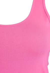 Rosa Tanktop mit Rundhalsausschnitt und geripptem Muster, aus einem dehnbaren Material gefertigt. Keine sichtbaren Muster oder Hardware-Details.