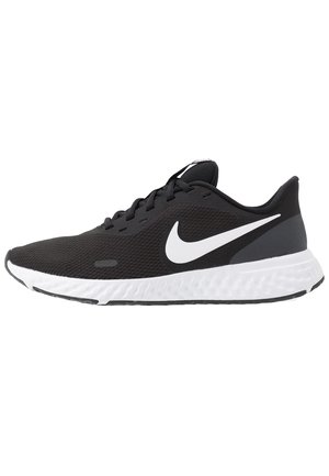 Sort Nike løbesko med hvid sål og hvid swoosh-logo, åndbart mesh-stof, lavt design og snørelukning.