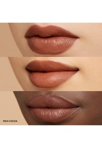 Tre paia di labbra in diverse tonalità di marrone: opaco chiaro, opaco medio e lucido scuro. Texture con superfici lisce e forme ben definite.