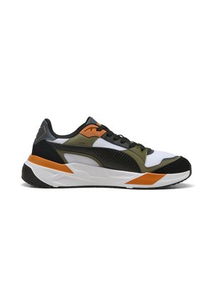 Niedrig geschnittener Sportschuh mit weißem Mesh, schwarzen, olivgrünen und orangen Überzügen, schwarzen Schnürsenkeln und weißer Sohle mit orangen Akzenten.