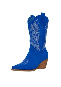 Bota de cowboy de ante azul con diseño bordado en blanco, punta afilada y tacón marrón apilado, con tiradores en el eje.
