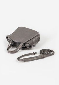 Borsa in pelle grigia con doppio manico superiore e tracolla removibile. Caratterizzata da una chiusura con zip e un design minimalista.