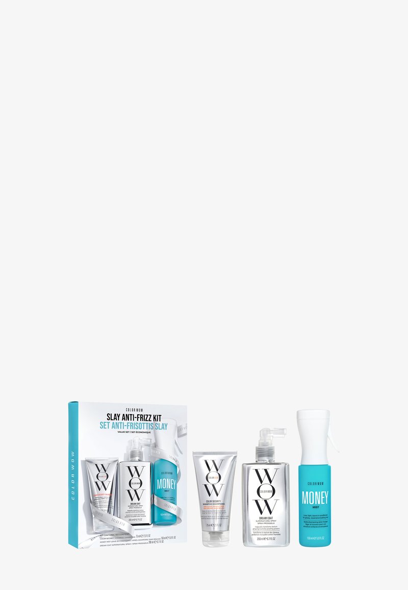 De Color Wow Slay Anti-Frizz Kit bevat drie producten: een zilveren tube, een doorzichtige sprayfles en een blauwe mistfles, allemaal met opvallende etiketten.