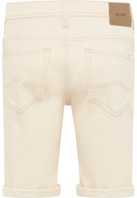 Shorts en denim beige avec ourlets retroussés, dotés de poches arrière et d'une étiquette en cuir marron sur la taille avec le logo "MUSTANG" embossé.