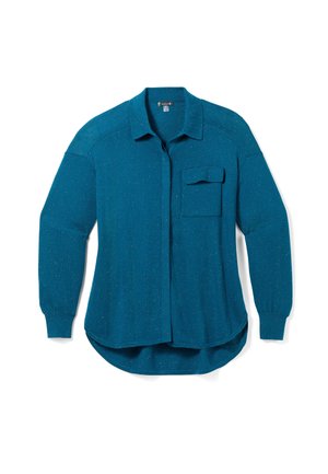 Teal langærmet skjorte med knaplukning lavet af tekstureret stof. Har en brystlomme og buet kant, med let glans i hele stoffet.