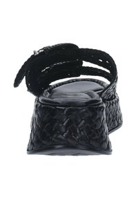 Sandale en cuir tissé noir avec un talon bas en coin, dotée d'une sangle sécurisée et d'une semelle confortable, conçue pour le confort et le soutien.