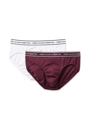 Dos calzoncillos de hombre en blanco y rojo oscuro con cinturillas elásticas con la marca United Colors of Benetton, colocados planos sobre un fondo blanco.