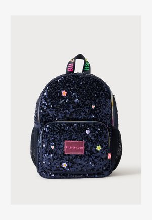Petit sac à dos bleu marine à sequins, avec poche avant, ornements colorés de fleurs et de cœurs, et poignée noire avec texte arc-en-ciel "BILLIEBLUSH".
