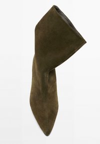 Stivaletto alla caviglia in camoscio verde con punta affilata e design alto e rastremato. Texture liscia, senza parti metalliche o decorazioni visibili.