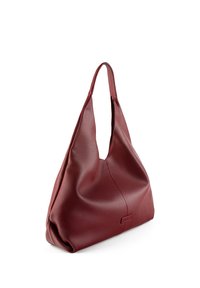 Sac hobo en cuir rouge avec une finition texturée, doté d'une forme décontractée et d'une seule bandoulière. Comprend un détail de logo subtil à l'avant.