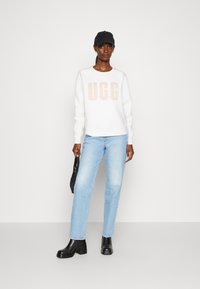 UGG MADELINE FUZZY LOGO CREW NECK - Sportska majica - nimbus/sand