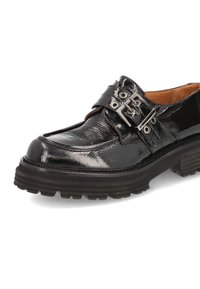 Schwarzer Lacklederschuh mit runder Zehenform, dekorativem Schnallendetail und strapazierfähiger Gummisohle mit Rillen für bessere Traktion.