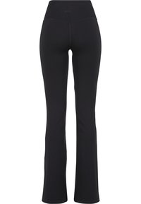 Pantaloni da yoga neri a vita alta con una leggera svasatura sul fondo, mostrati di spalle su sfondo bianco.