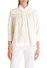 Weißes Hemd mit Kragen, aus strukturiertem Stoff, dekorativer Stickerei über der Brust und drei Viertel langen Ärmeln.