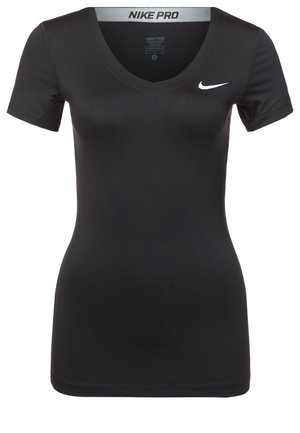 Černé sportovní tričko Nike Pro s krátkým rukávem a výstřihem do V, s bílým logem Nike vlevo na hrudi a štítkem Nike Pro uvnitř límce.