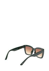 Okulary przeciwsłoneczne w kocim stylu z ciemnozieloną plastikową oprawą, brązowymi soczewkami z gradientem i zwężanymi zausznikami. Projekt charakteryzuje się kanciastymi krawędziami i błyszczącą teksturą.