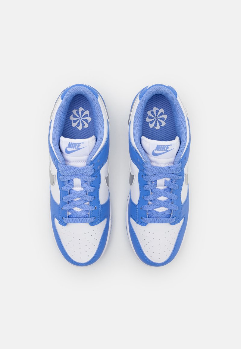 Sneakers Nike con una combinazione di colori blu e bianco, realizzati in pelle e materiali in rete, punta perforata e lacci blu con una grafica floreale sulla soletta.