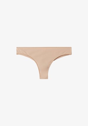 Beige Tanga-Unterwäsche aus glattem Stoff mit einem tief sitzenden Taillenbund, minimaler Nähte und ohne zusätzliche Verzierungen.