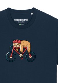 Marine T-shirt met een illustratie van een luiaard op een rode fiets. Het ontwerp bevat levendige kleuren en speelse cartoonachtige details.