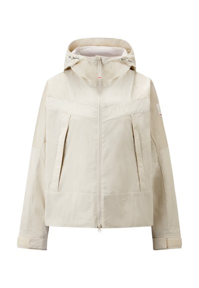 Lys beige letvægtsjakke med hætte, frontlynlås og to store sidelommer. Har vinkelformede sømme og en let mat tekstur.