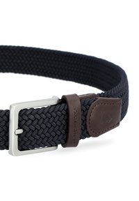 Granatowy pleciony pasek z elastycznego materiału z metalową klamrą w kolorze srebrnym oraz detalem ze skóry w kolorze brązowym, z wytłoczonym logo.