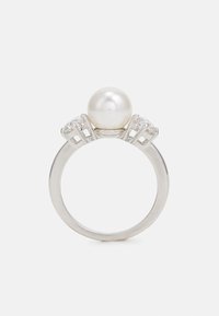 Anello d'argento con al centro una grande perla bianca dalla superficie liscia, affiancata da due pietre preziose trasparenti tagliate in impostazioni ornate.