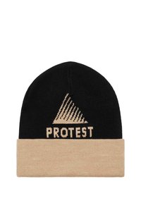 Zwarte gebreide beanie met een beige omslag, met een geometrisch driehoekpatroon en het woord "PROTEST" prominent weergegeven in beige.