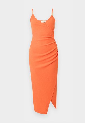 Πορτοκαλί μίντι φόρεμα χωρίς μανίκια με λεπτές τιράντες, V-λαιμόκοψη, ρικέ πλευρική λεπτομέρεια και ασύμμετρο τελείωμα.