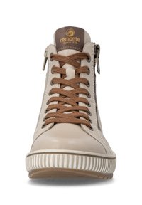 Chaussure montante beige avec lacets marron, fermeture éclair latérale et semelle blanche rainurée, marquée "remonte Since 1876" sur la languette.
