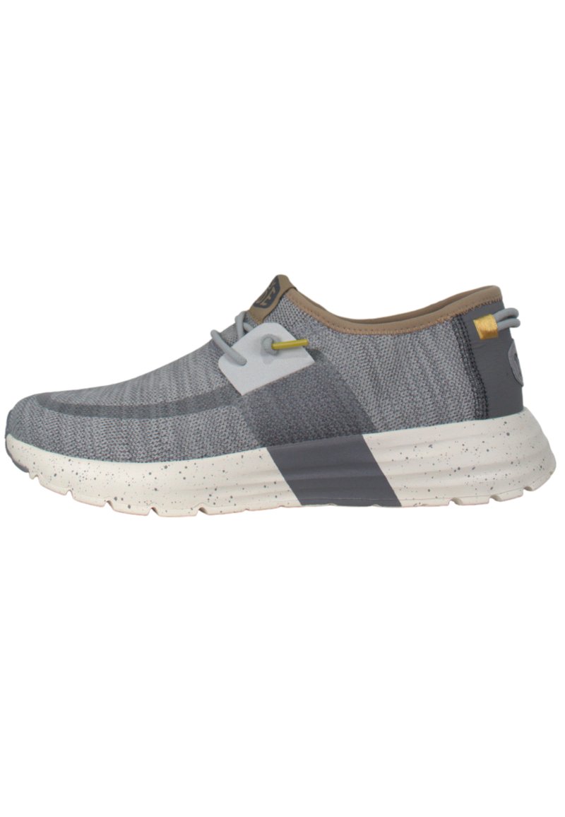 Grijze sportieve schoen met een ademend mesh-bovenwerk, tan accenten, zwart-wit gespikkelde tussenzool en een flexibele zoolontwerp.