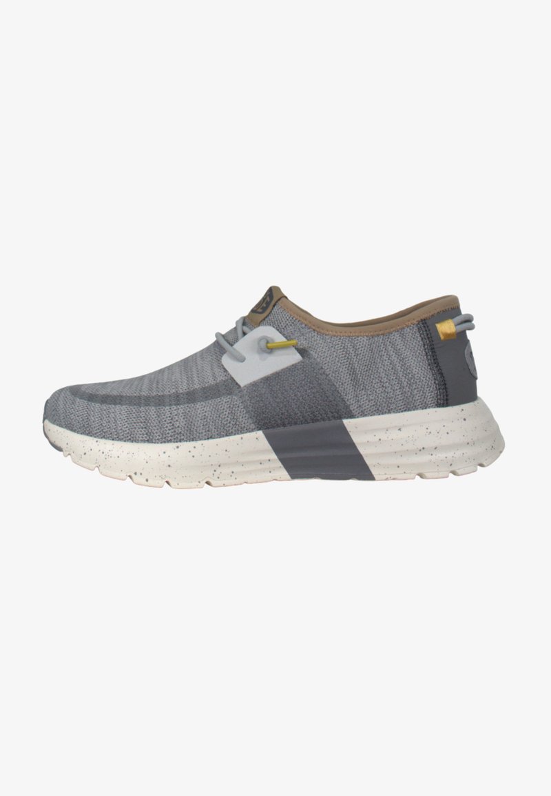 Grijze sportieve schoen met een ademend mesh-bovenwerk, tan accenten, zwart-wit gespikkelde tussenzool en een flexibele zoolontwerp.