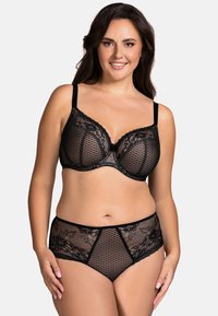 Zwart lingerieset met een doorschijnende mesh beha met kantafwerking, beugel, verstelbare bandjes en bijpassende hoogsluitende slip met kantaccenten.