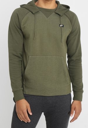 Felpa verde oliva con cappuccio, tasca a marsupio, polsini a costine e maniche raglan. Presenta una piccola toppa con logo sul petto.