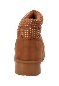 Bruine enkellaarsjes van suède met gouden studs, een zachte kraag en een textuurrubberen zool. Gladde bovenkant met een ronde hak.