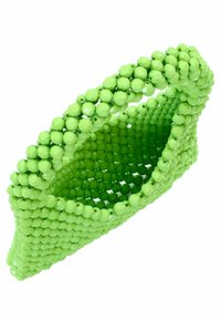Zöld, gyöngyökkel díszített clutch táska, fényes, fazettált gyöngyökből készült. Különleges, aszimmetrikus alakja van, és nyitott tetejével könnyű hozzáférést biztosít.