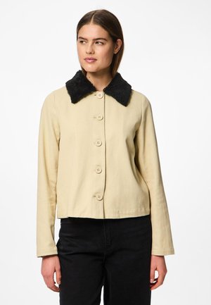 Giacca di cotone beige con colletto in pelliccia sintetica nera, dotata di chiusura a bottoni, maniche lunghe e design corto. Tessuto semplice e senza motivi.