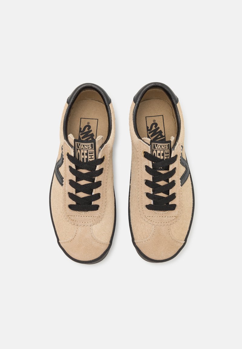Beige Wildlederschuhe mit schwarzen Schnürsenkeln und einem schwarzen Seitenstreifen. Sie verfügen über eine strukturierte Oberfläche und ein rundes Zehen-Design. Branding auf der Innensohle.