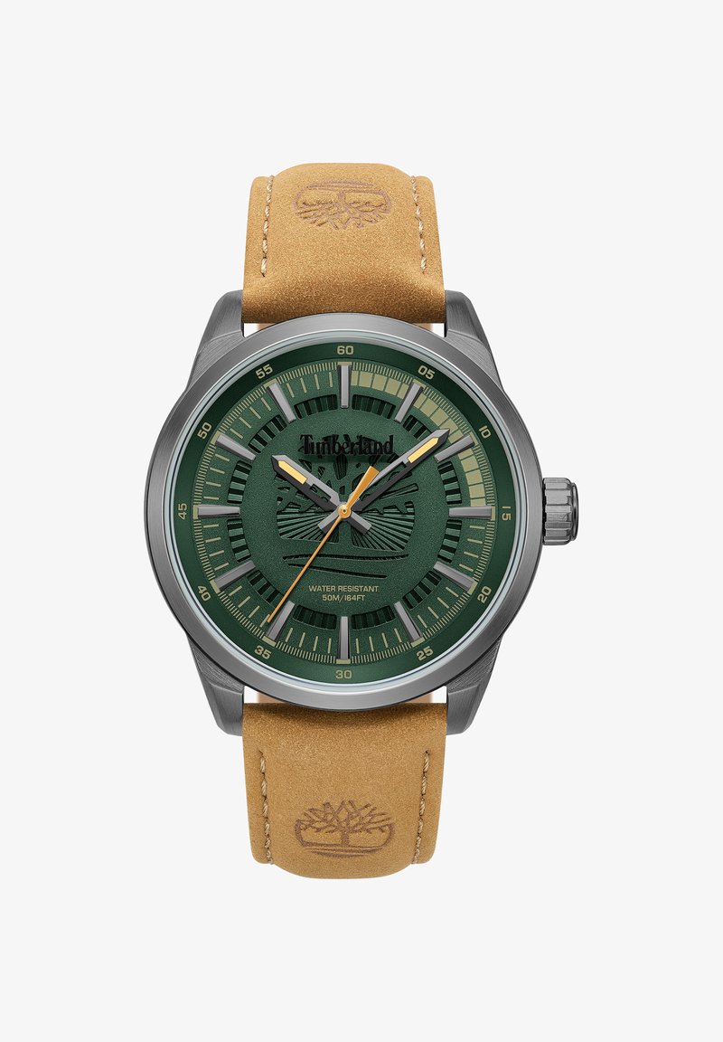 Reloj analógico verde con un dial texturizado, bisel en tono plateado y correa de cuero marrón; presenta acentos amarillos e indicador de resistencia al agua.