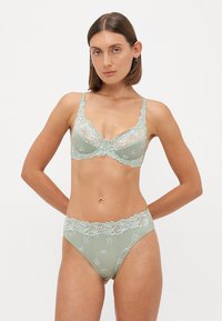 Beugel-bh met kant en bijpassende bikini in zacht groen, voorzien van bloemmotieven. Delicate bandjes en geschulpte randen versterken het ontwerp.