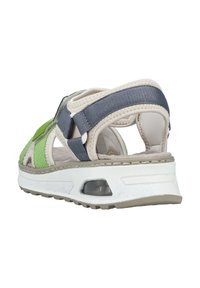 Sandale de sport composée d'un mélange de matériaux verts, marine et beige ; design ouvert avec des sangles ajustables et une semelle rembourrée pour le confort.