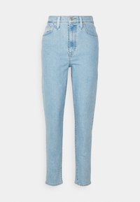 Jeans de denim azul claro con cintura alta, corte recto y tobillos rematados. Cuenta con un cierre frontal de botón y cremallera, y cinco bolsillos.