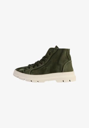 Baskets montantes en tissu vert foncé avec une finition texturée, semelle en caoutchouc blanc, bout rond et six œillets pour les lacets.