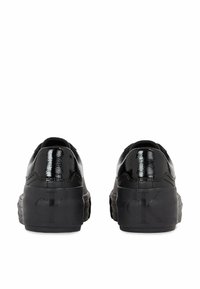 Černé lakované tenisky s texturovanou černou podešví. Na zadní straně se nachází decentní logo a hladký zakřivený design.