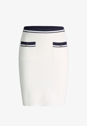 Gonna a tubino bianca lavorata a maglia con banda in vita blu navy e rifiniture alle tasche, caratterizzata da due tasche frontali con bottoni decorativi.