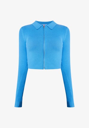 Cárdigan corto de punto ribeteado azul con cuello tipo solapa y mangas largas. Presenta una cremallera frontal y un acabado suave y texturizado.