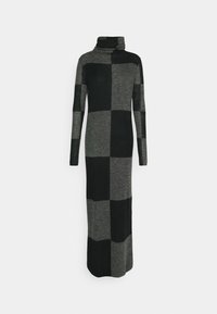 Turtleneckklänning i svart och grå färgblocksmönster, tillverkad av mjukt material, med långa ärmar och en rak, golvlång silhuett.