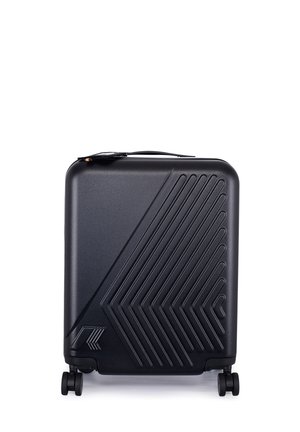 Czarny twardy walizka z teksturowanymi ukośnymi liniami, cztery obrotowe kółka i górny uchwyt do przenoszenia.