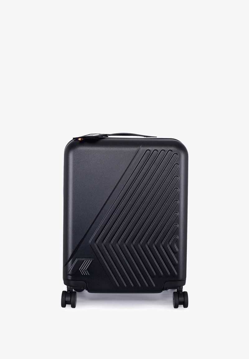 Valise rigide noire avec des lignes diagonales texturées, quatre roues pivotantes et une poignée de transport supérieure.